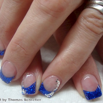 Nail Art Galerie blaue Spitzen mit Inlay in silber eingearbeitet
